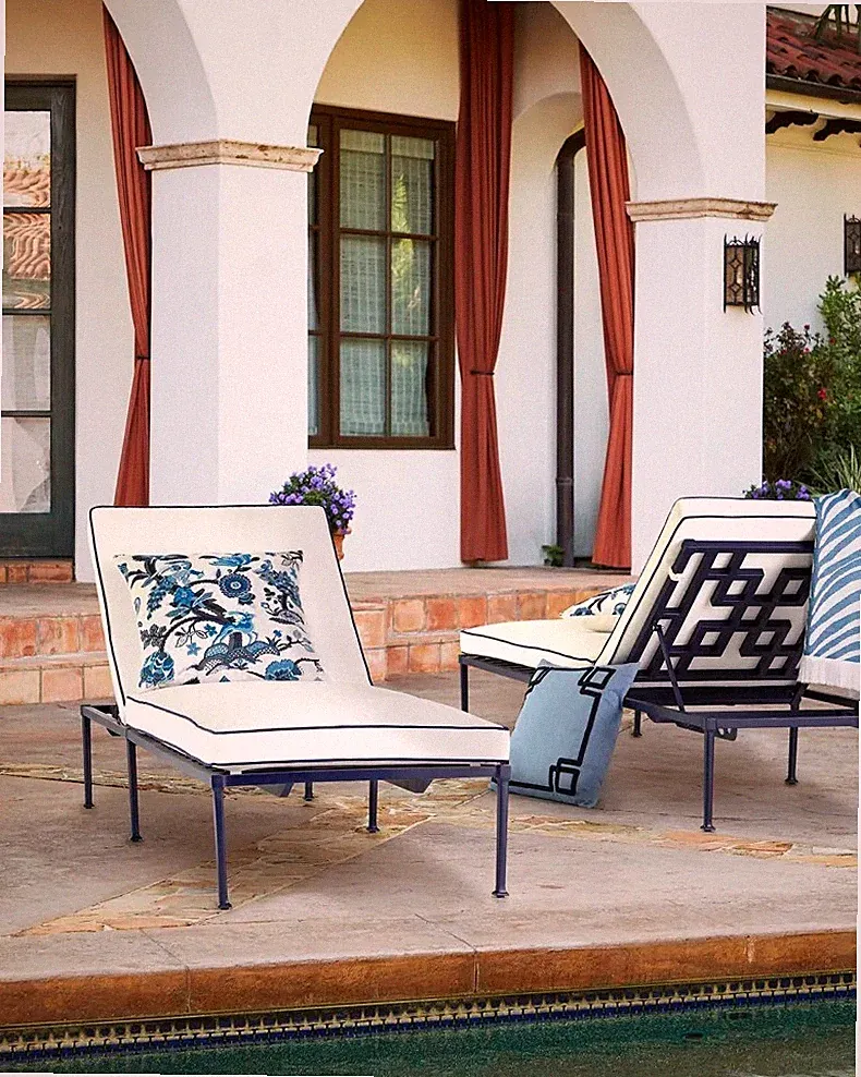 NIB Luxurious! Timeless! Hampton Single Chaise Durable! cushion included OUTDOOR